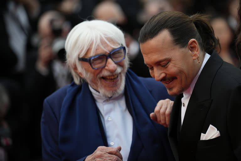 Johnny Depp bromea con el legendario actor francés Pierre Richard durante la presentación de la película Jeanne Du Barry, el martes pasado, en el Festival de Cannes 