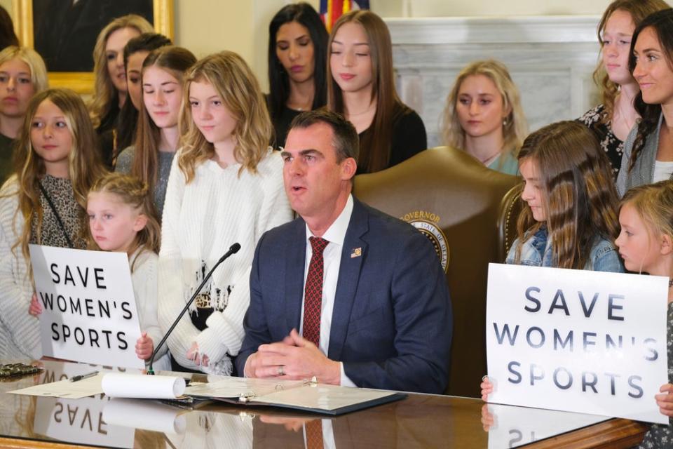 El gobernador de Oklahoma, Kevin Stitt, promulgó la “Ley Save Women’s Sports”  el 30 de marzo para prohibir a las atletas trans de participar en deportes femeninos. Más de 50 proyectos de ley similares se presentaron en todo el país en 2022 (AP)