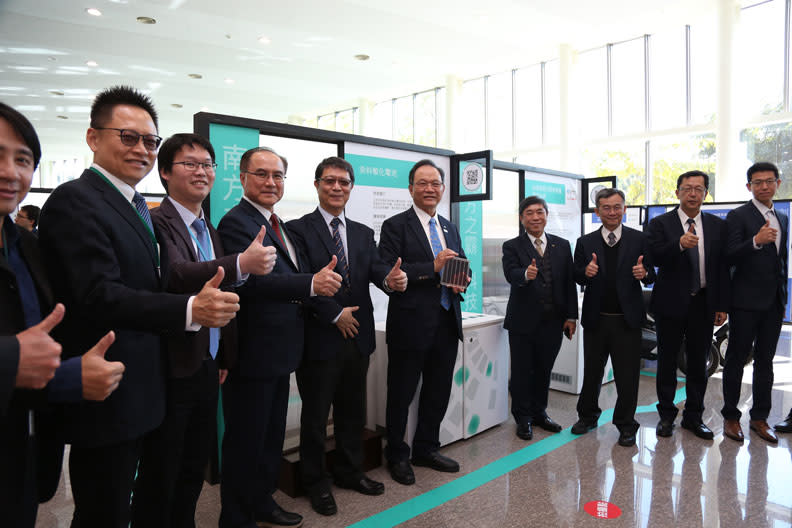 台塑企業董事長林健男（右5）與內部的AI種子。張智傑攝
