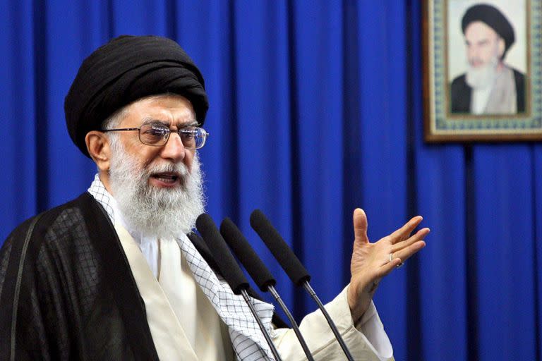 Khamenei decidió prohibir el chat entre desconocidos