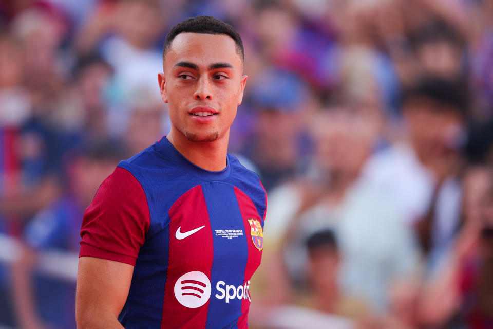 Barcelona defender Sergiño Dest joins PSV on free transfer