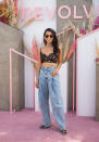 <p>Spitzen-Top zur hoch sitzenden, übergroßen Stonewashed-Jeans, Choker-Halsband und Luxus-Badesandalen: Raissa Gerona, Chief Brand Officer der Modemarke Revolve, hat sich bei jedem Teil, das sie trägt, richtig entschieden. (Bild: Christian Vierig/ Getty Images) </p>