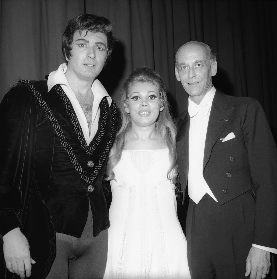 FILE - In this Sept. 19, 1967 file photo, Rudolf Bing, right, general manager of the New York Metropolitan Opera, poses with two star performers of "Romeo and Juliet," Franco Correlli and Mirella Freni, on stage after the show in New York. Freni, an Italian soprano whose uncommon elegance and intensity combined with a sumptuous voice and intelligence to enthrall opera audiences for a half-century, has died at age 84. Freni's manager said she died Sunday Feb. 9, 2020 at her home in Modena, Italy. (AP Photo/John Lent, File)