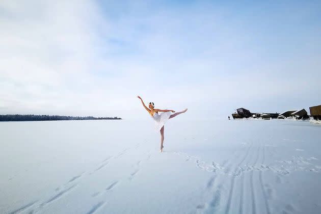 <p>La ballerine russe Ilmira Bagautdinova sur la glace du golfe de Finlande.</p>