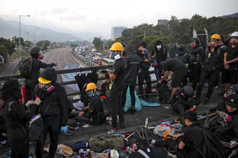 抗爭學生13日一早就在中文大學的二號橋，準備抵禦隨時可能攻進校園的香港警察。（美聯社）