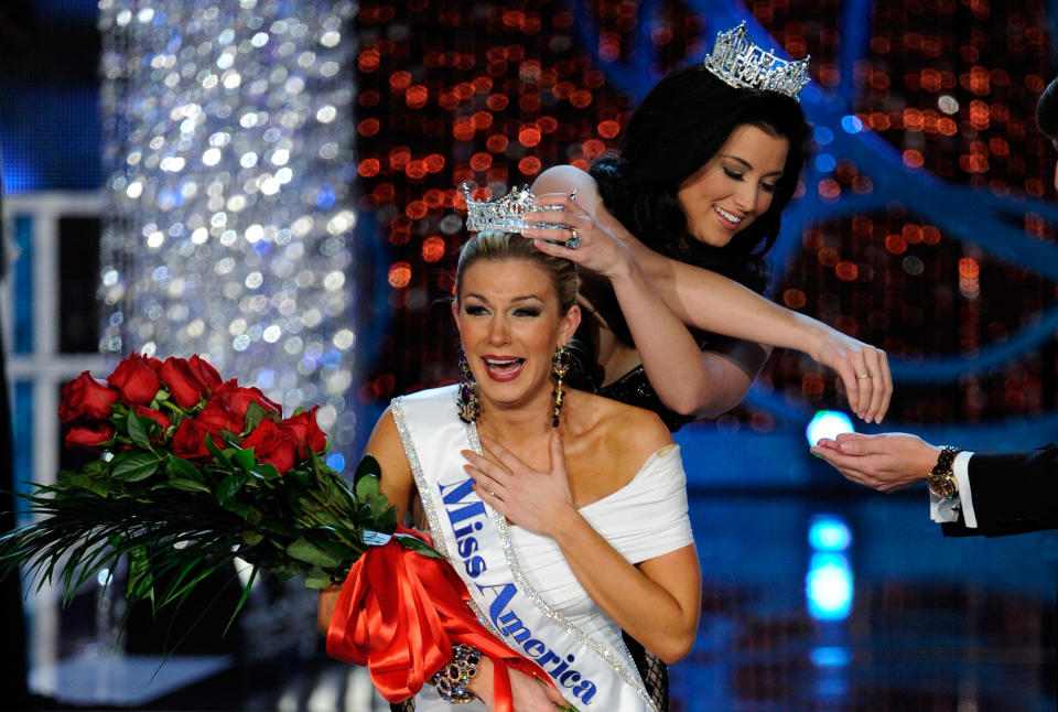 Hagan was crowned by Laura Kaeppeler in 2013. (Photo: David Becker/Getty Images)