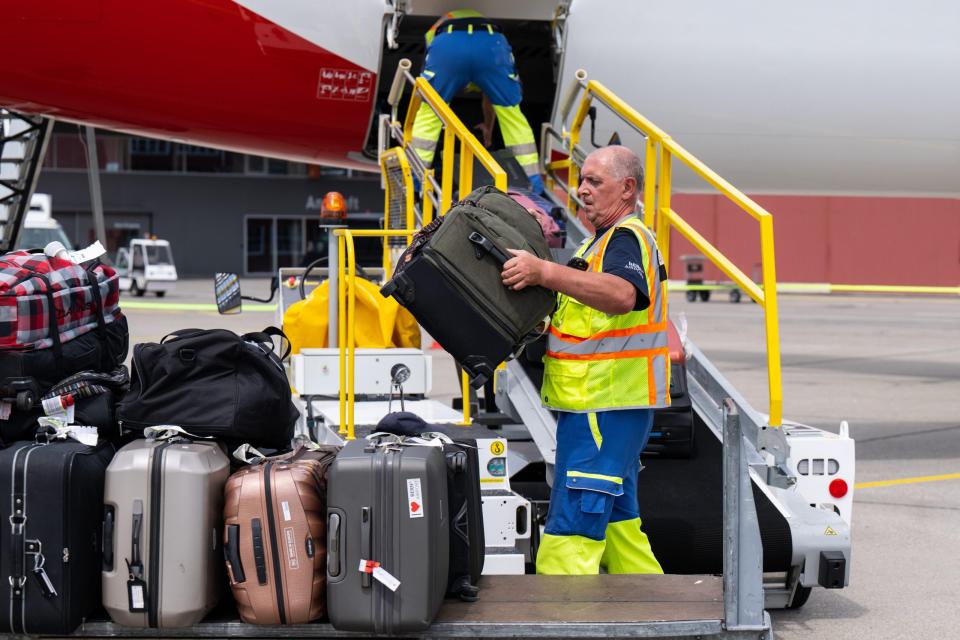 An vielen Flughäfen mangelt es an Mitarbeitern, die Flugzeuge ent- und beladen. - Copyright: picture alliance/KEYSTONE | PETER SCHNEIDER