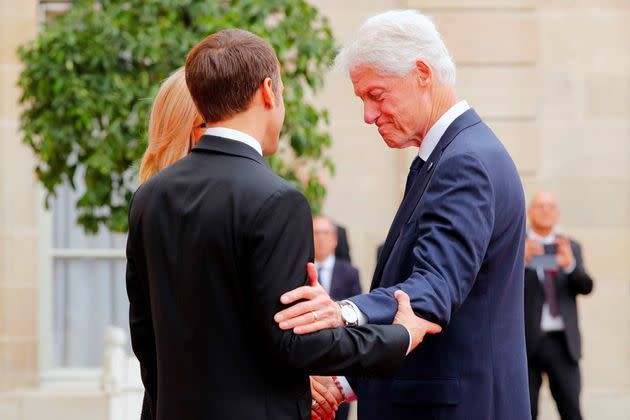 <p>Brigitte et Emmanuel Macron accueillent Bill Clinton à l'Elysée, le 30 septembre 2019.</p>