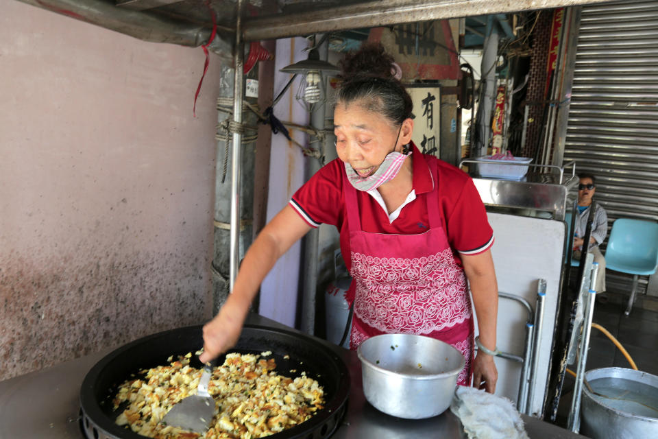 阿姨蛋餅的用煎水煎包的大鍋子翻炒蛋餅，儘管材料簡單，但蛋香濃，麵皮軟Q。