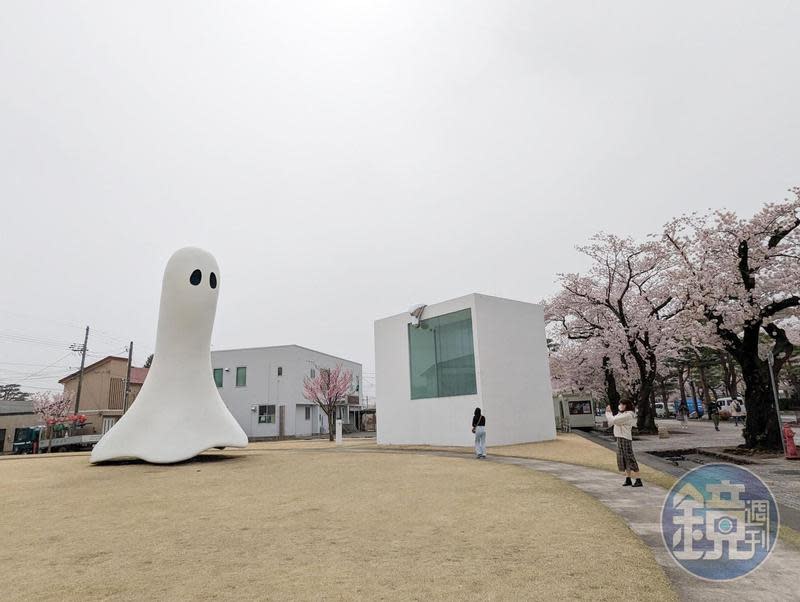 「十和田市現代美術館」讓藝術真實融入在地生活。德國藝術家英格斯‧伊第（Inges Idee）作品《Ghost》。