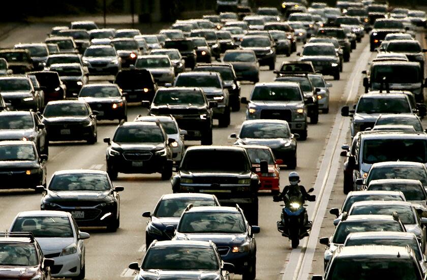 LONG BEACH, CALIF. - SEPT. 1, 2022. Traffic streams down the San Diego Freeway in Long Beach as people make the Labor Day weekend getaway on a warm Friday afternoon, Sept. 2, 2022. (Luis Sinco /. Los Angeles Times)