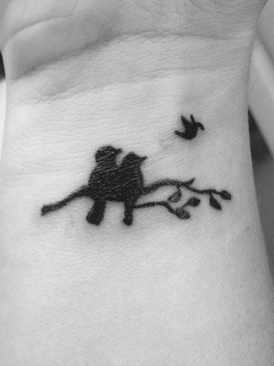 Conmovedor. Dos pájaros observando a su pichón volar. Ese fue el emotivo diseño que se hizo una mujer, que también sufrió un aborto natural y compartió su tatuaje en Pinterest. Foto: es.pinterest.com/pin/116178865364310164/ 