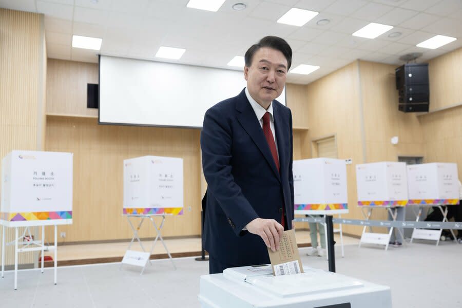 南韓總統尹錫悅下周將迎來國會議員選舉期中考，外界認為選民對經濟的關心將會是主要變因。（@President_KR via X）