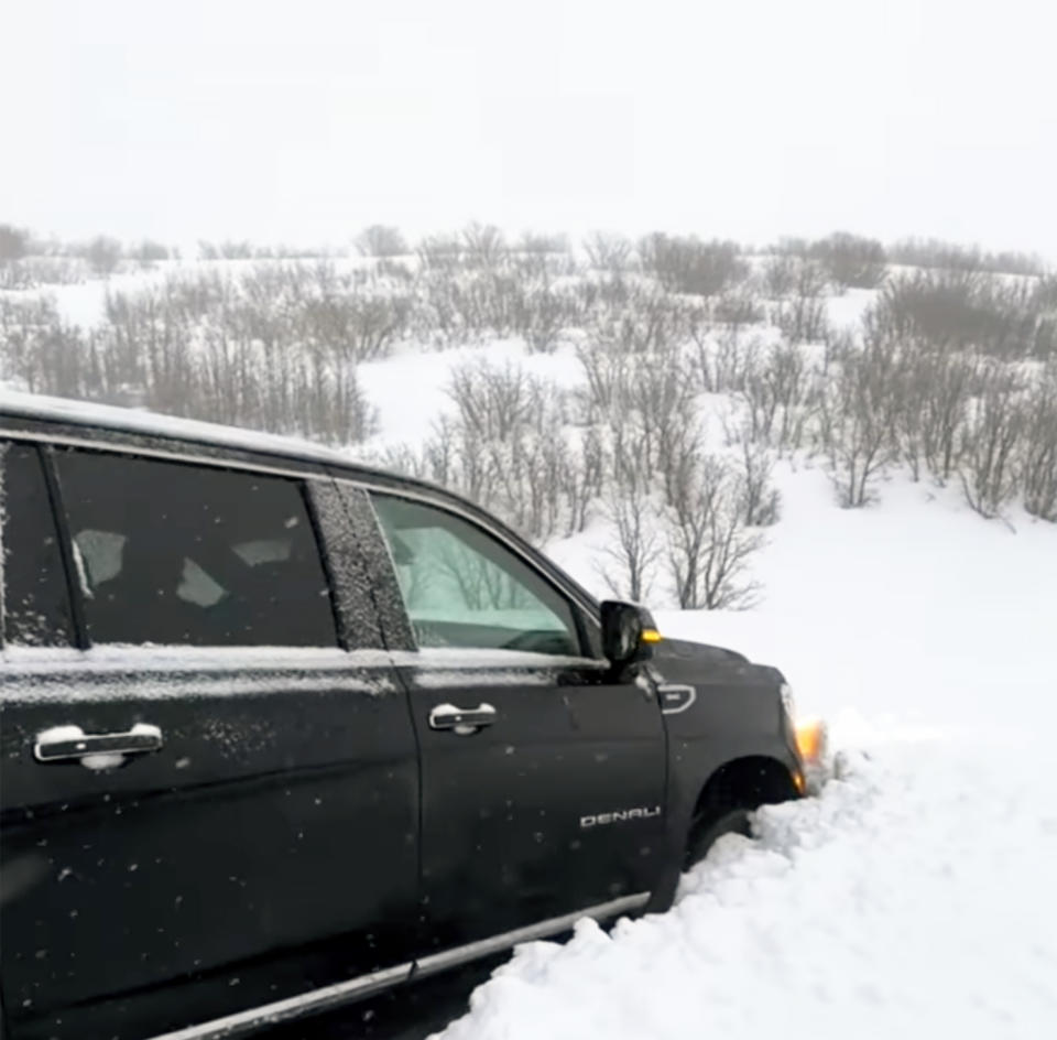 Marks' black SUV stuck in a snowbank. (@meredithmarks via Instagram)