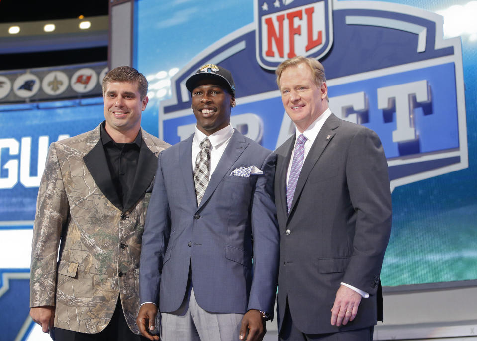 USC wide receiver Marqise Lee, center, poses for photos with NFL commissioner Roger Goodell and former Jacksonville Jaguars center Brad Meester after being selected as the 39th pick by the Jaguars in the second round of the 2014 NFL Draft, Friday, May 9, 2014, in New York. (AP Photo/Jason DeCrow)