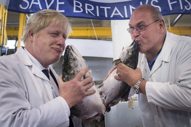 Der Fisch stinkt vom Kopf her. Die Frage ist nur, ob die Problemmacher in Brüssel oder London zu verorten sind. Boris Johnson, Brexit-Befürworter und ehemaliger Bürgermeister Londons (politisch Mitte rechts, im Bild links) am Tag vor der Abstimmung über die Zukunft Großbritanniens. (Photo: Stefan Rousseau/PA via AP)