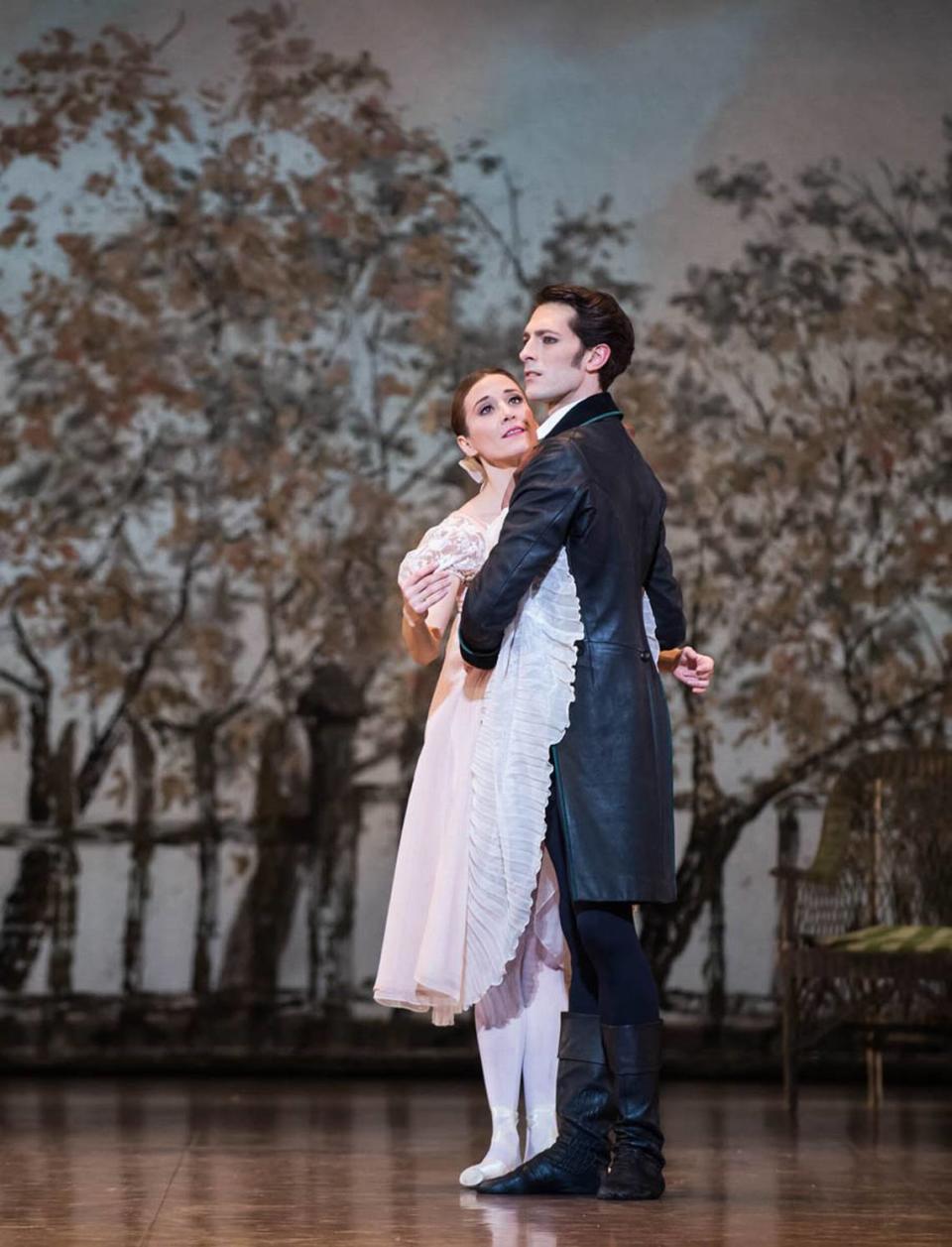 Ludmila Pagliero y Mathieu Ganio en “Onegin”, de John Cranko. Foto Julien Benhamou/Cortesía Ballet Support Foundation)