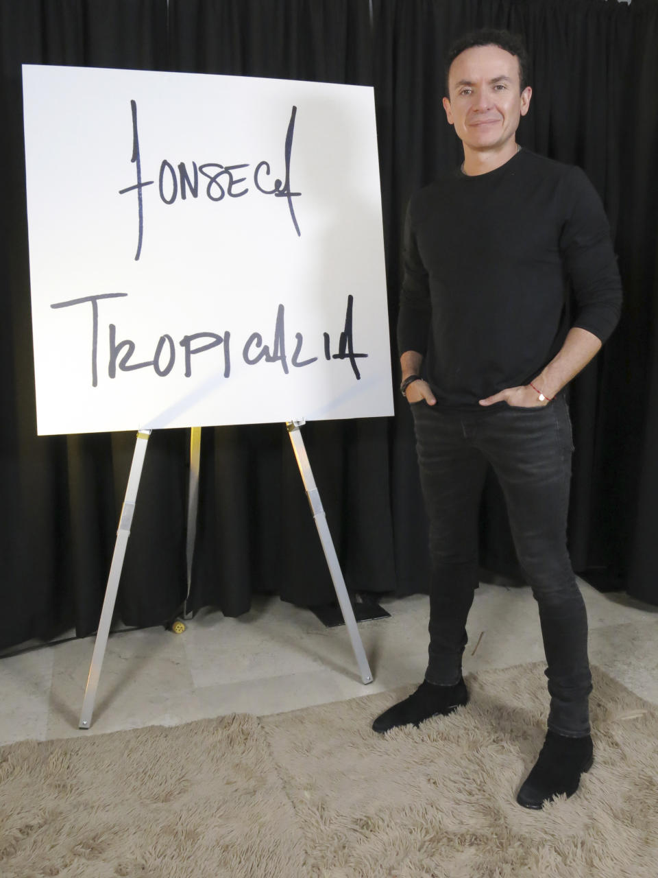 El cantautor colombiano Fonseca posa para promover su álbum "Tropicalia", durante una entrevista en la Ciudad de México el lunes 29 de abril de 2024. (Foto AP/Berenice Bautista)