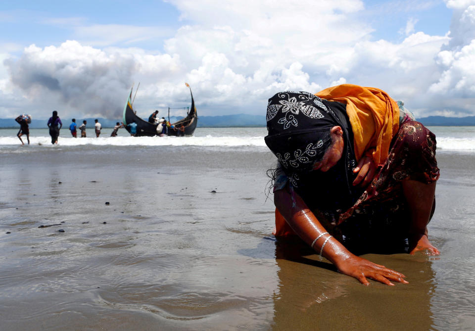 Una mujer rohingya completamente agotada llega a la costa después de escapar de Myanmar y llegar a Bangladés, huyendo de la persecución étnica, el 11 de septiembre de 2017. (REUTERS/Danish Siddiqui).