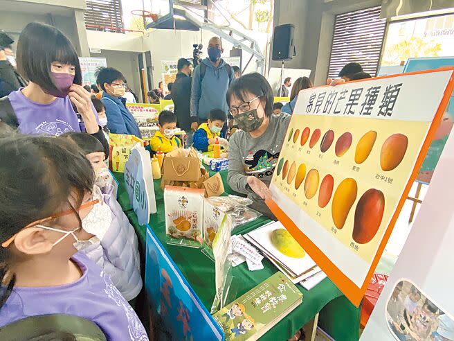 校園口罩令3月6日鬆綁，台南市政府教育局表示，考量教學需求，各級學校與師生充分溝通並取得共識後，於特殊性場域或授課需求，可自主決定採取戴口罩措施。（曹婷婷攝）