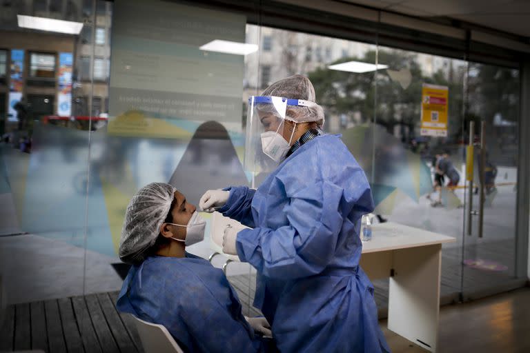 Una enfermera testea a otra enfermera para detectar COVID-19 en Buenos Aires, Argentina, el miércoles 2 de junio de 2021 (AP Photo / Natacha Pisarenko)