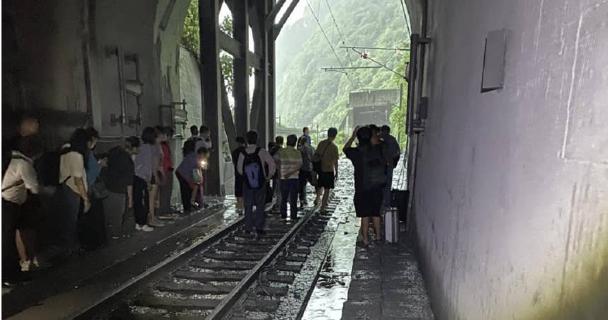 台鐵229次新自強號21日傍晚在花蓮清水隧道撞上落石，旅客只能下車徒步行走，場面宛如逃難。（圖／台鐵提供）