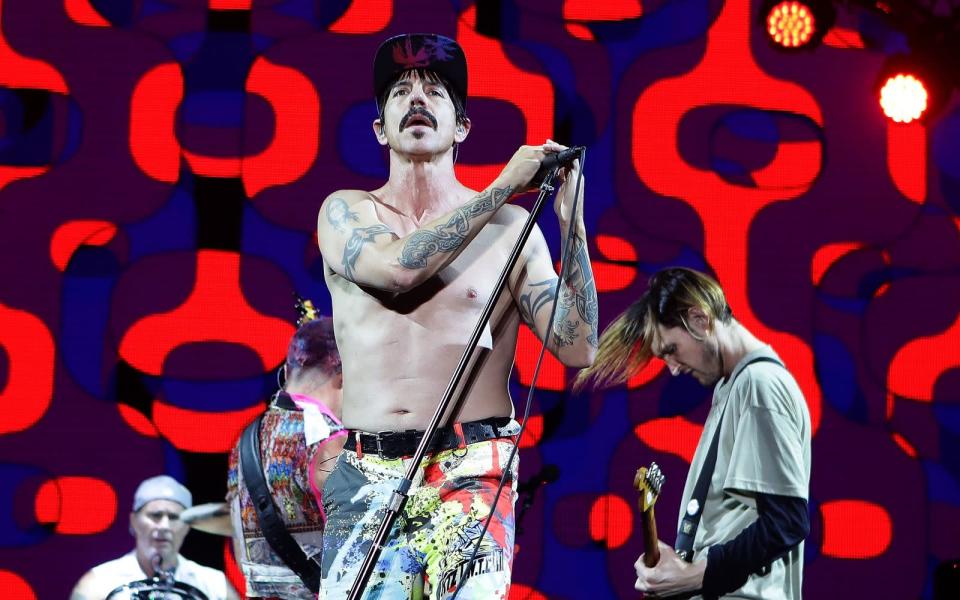 <p>Anthony Kiedis und seine Mannen hatten scheinbar schon immer eine Vorliebe für Bandnamen im XXL-Format. So wurde aus "Tony Flow and the Miraculously Majestic Masters of Mayhem" eines Tages "The Red Hot Chili Peppers". (Bild: Chung Sung-Jun/Getty Images)</p> 