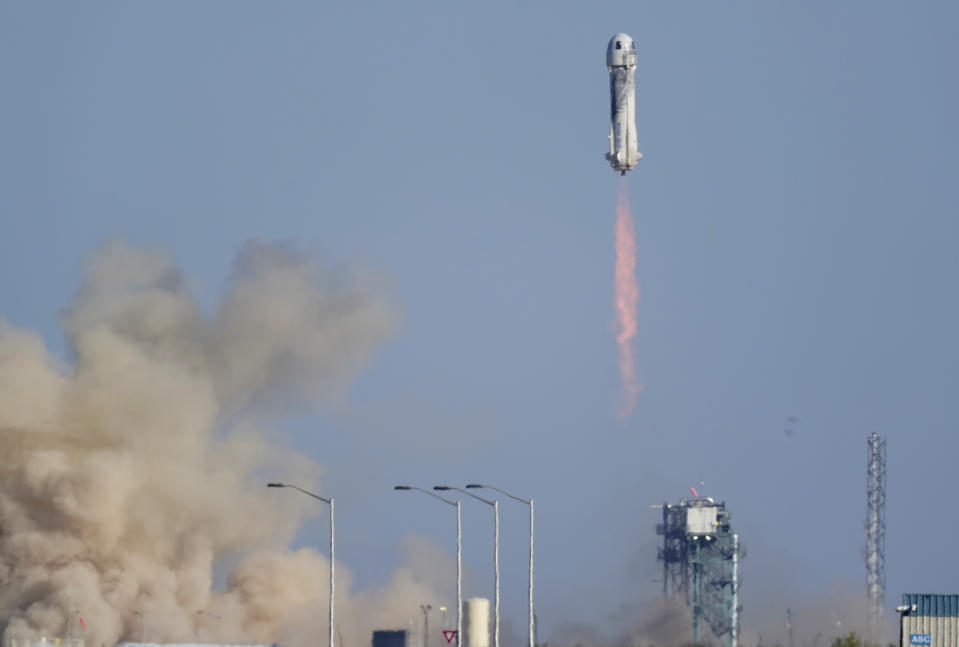 El cohete New Shepard de Blue Origin se lanza con los pasajeros William Shatner, Chris Boshuizen, Audrey Powers y Glen de Vries desde su puerto espacial cerca de Van Horn, Texas, el miércoles 13 de octubre de 2021. (AP Foto/LM Otero)