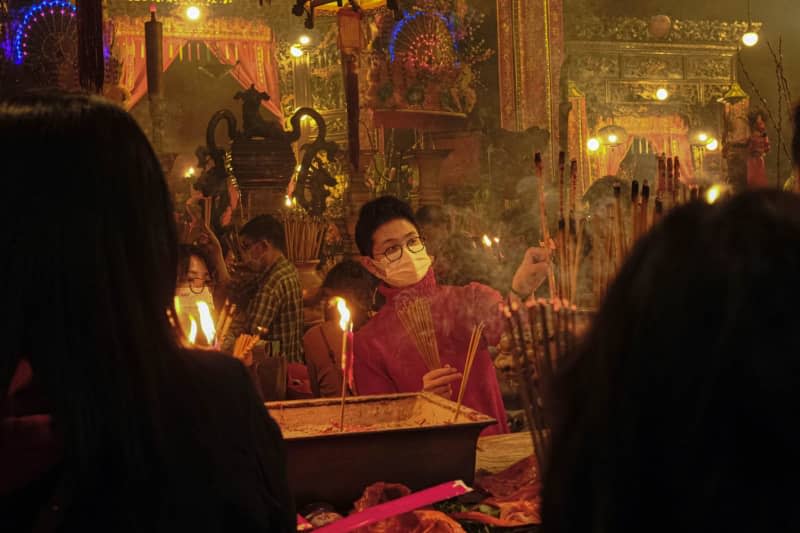 Worshippers offer incenses on the Lunar New Year which marks the Year of the Dragon during Lunar New Year. The city celebrates first Lunar New Year since pandemic restrictions ended. Keith Tsuji/ZUMA Press Wire/dpa