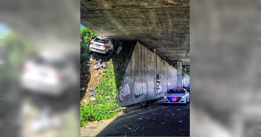 男子為躲避員警駕車在高速公路狂飆，卻不幸撞上橋墩，所幸並未有生命危險。（圖／翻攝自CHP–Oakland臉書）