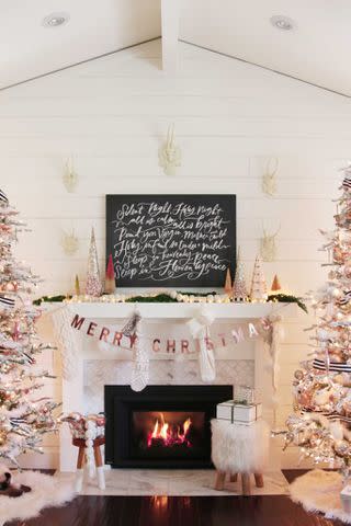 <p><a href="https://www.modern-glam.com/rose-gold-christmas-mantel/" data-component="link" data-source="inlineLink" data-type="externalLink" data-ordinal="1">Modern Glam</a></p>