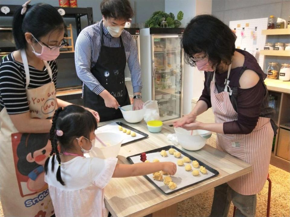 郭綜合院長鄭雅敏（右）捲起袖子和小朋友一起製作餅乾。（郭綜合提供）