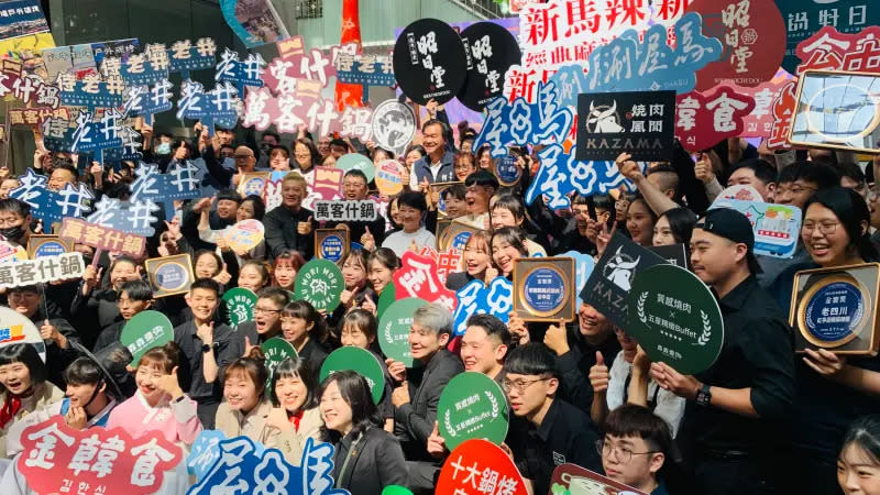 ▲第2屆台中鍋烤節「十大火鍋燒烤店家票選」結果今揭曉，市長盧秀燕淹沒在歡樂的人群裡。（圖／記者顏幸如攝，2024.08.21）