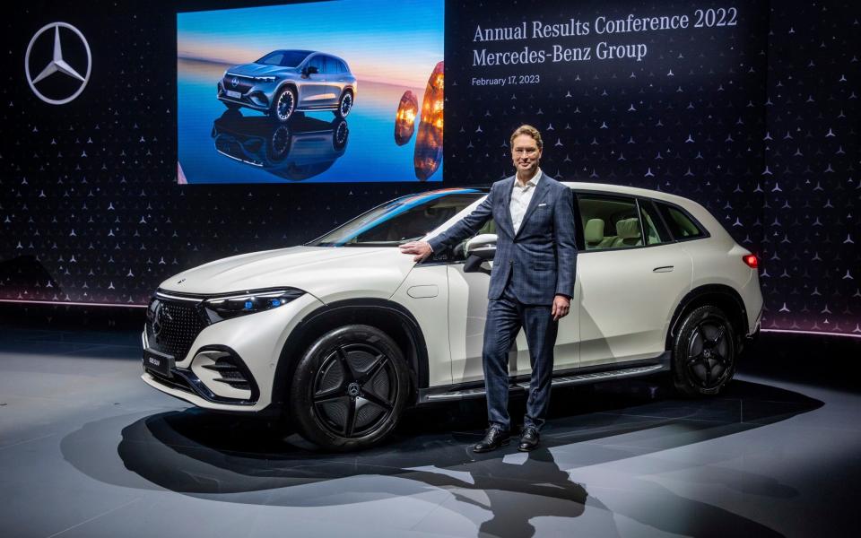 O presidente-executivo da Mercedes, Ola Kaellenius, em sua coletiva de imprensa anual em Stuttgart - Christoph Schmidt/dpa via AP