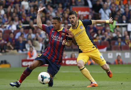 Atletico Madrid's David Villa (R) and Barcelona's Adriano fight for the ball during their Spanish first division soccer match at Camp Nou stadium in Barcelona May 17, 2014. REUTERS/Marcelo del Pozo