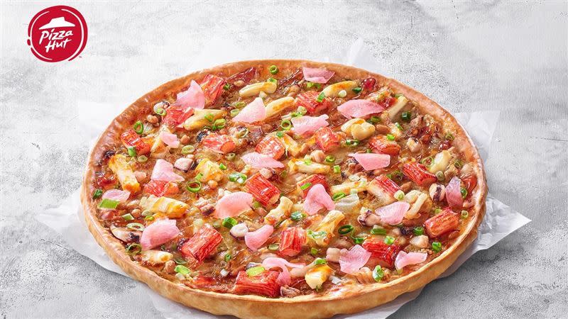 必勝客日前推出「櫻滿開 納豆海鮮丼披薩」，讓網友直呼好恐怖！（圖／必勝客提供）