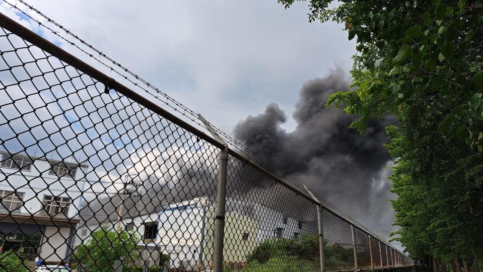 台南永康一處鐵皮工廠發生火警濃煙狂竄。（圖／翻攝自臉書台南大小事）