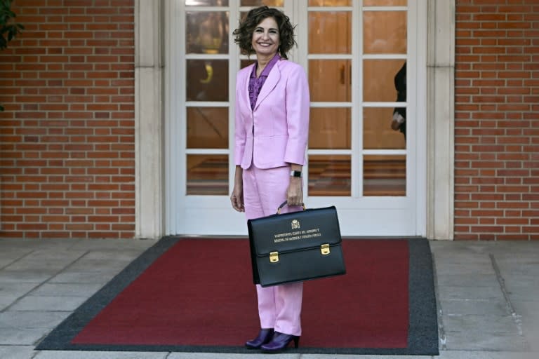 La vicepresidenta y ministra de Hacienda española, María Jesús Montero, llega al palacio de la Moncloa para el primer Consejo de Ministros del nuevo gobierno de izquierdas, el 22 de noviembre de 2023 en Madrid (Javier Soriano)