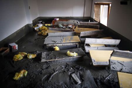 Mud covers a classroom and benches of a school in the aftermath of floods in Topcic Polje May 23, 2014. REUTERS/Dado Ruvic