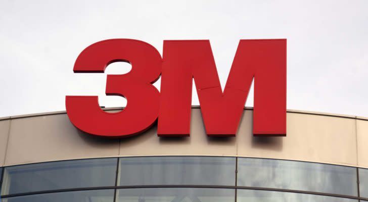 Logotipo de 3M en la parte superior de un edificio corporativo. acción de MMM