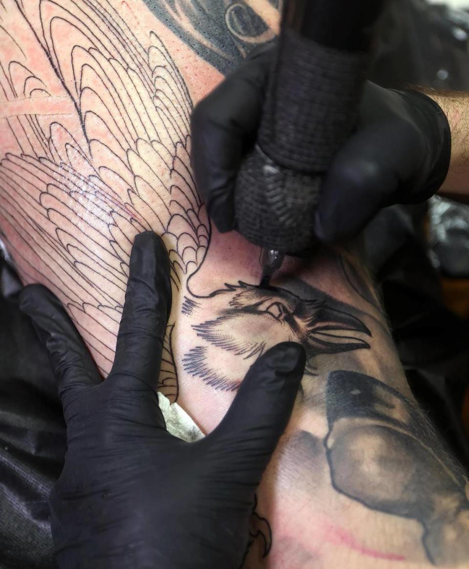 Scott Prather tatúa un cuervo a Xander Fallek en su estudio privado de tatuajes de Fort Worth, el lunes 27 de marzo de 2023. Prather está trabajando en una pieza a gran escala en el lado derecho del cuerpo de Fallek.