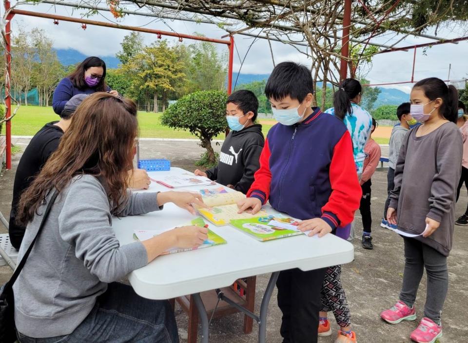 泰源國小辦理期末學習成果展，由各班級的小老師進行學習成果簡報，並規劃結合本土教育的闖關活動，展現本土語言學習成果。