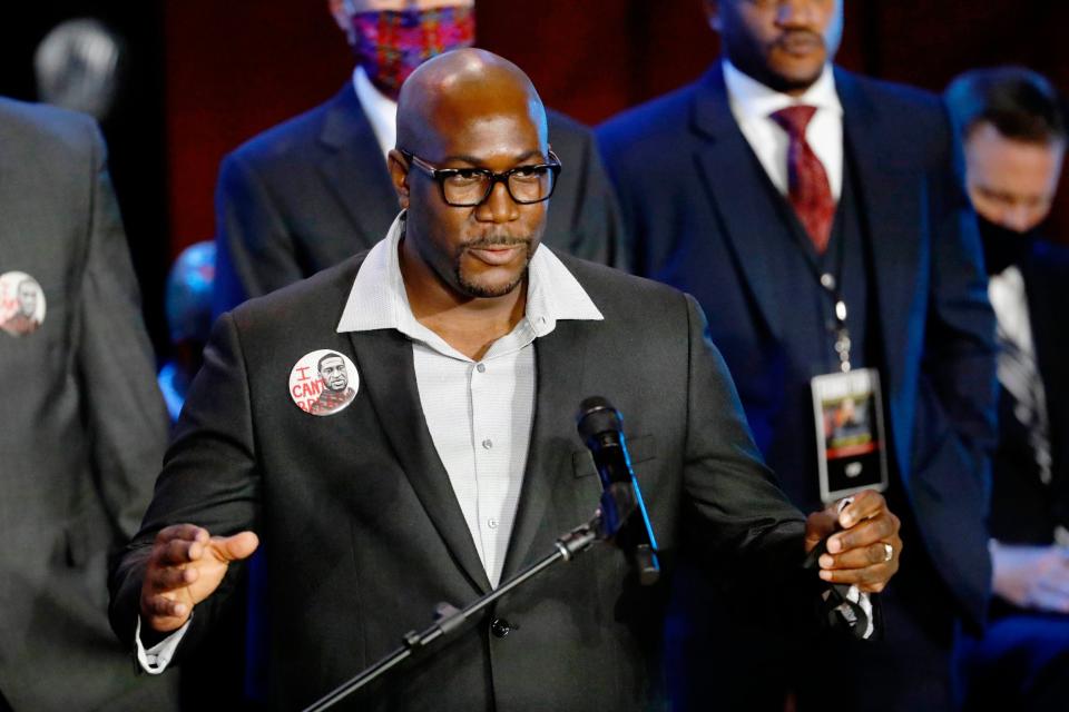 Philonise Floyd habla en un servicio conmemorativo por su hermano, George Floyd en la North Central University en Minneapolis. (AP)