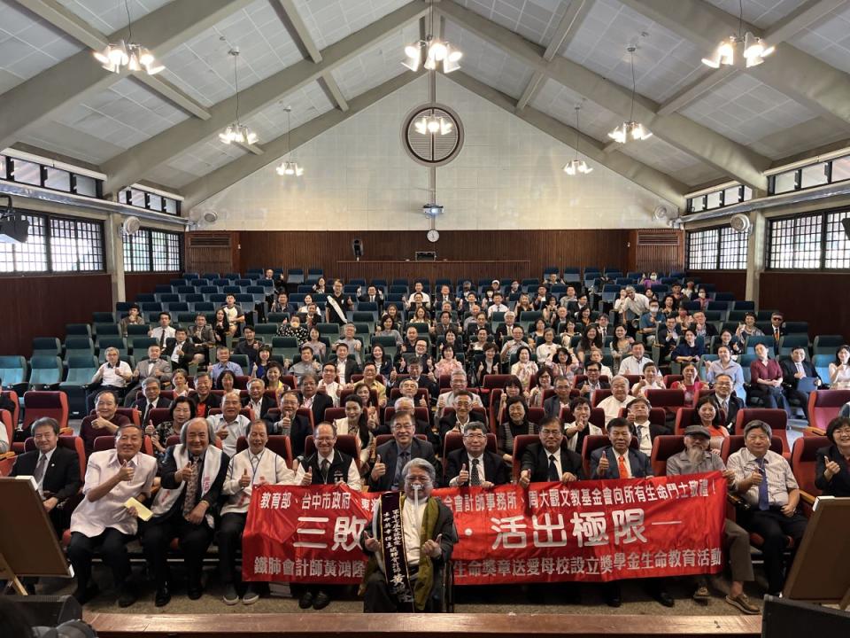 東海大學校友黃鴻隆無懼身體殘缺，展現對生命的熱情，今年獲全球熱愛生命獎章。（圖：東海大學提供）