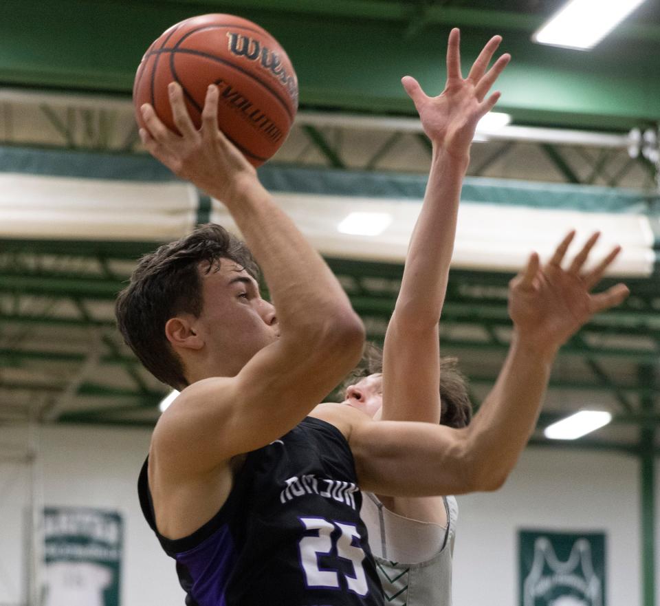 Rumson Scott Grimes shoots. Rumson-Fair Haven Boys Basketball defeats Raritan in Hazlet, NJ on January 20, 2022. 