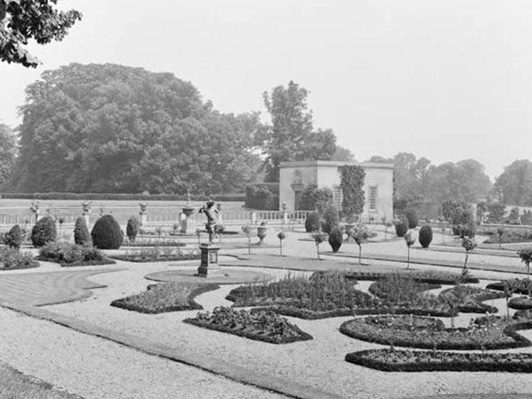 A picture of Drayton House's garden taken in 1925