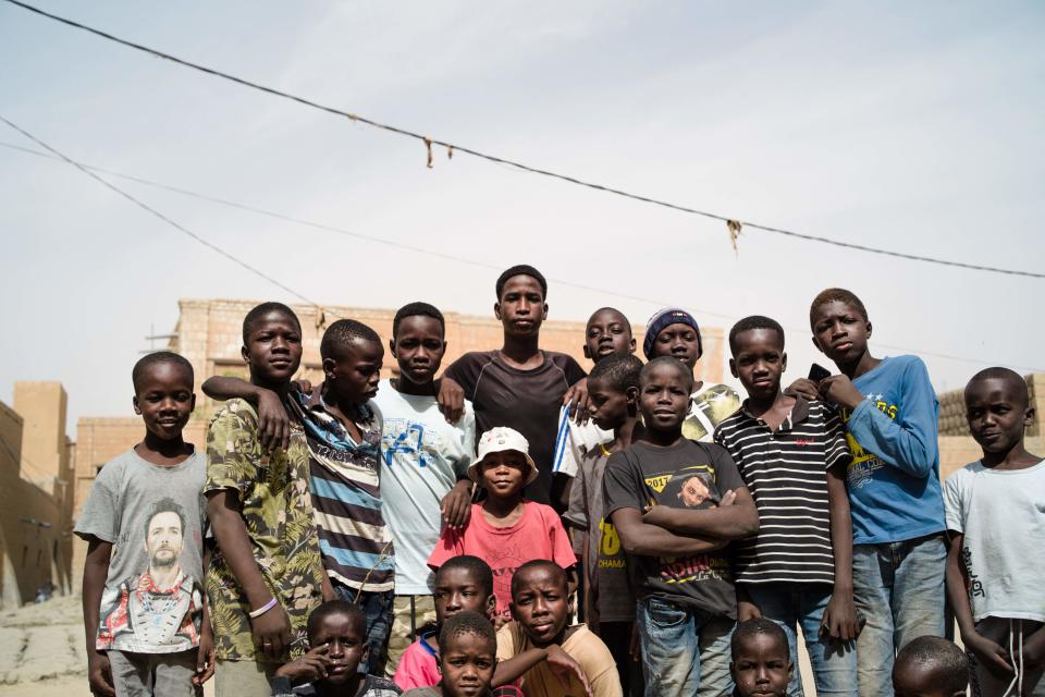 <p>No se sabe cómo empezó esta tradición, aunque sí que lleva muchos años vigente. Podría tratarse de un rito de iniciación para los niños. (Photo by FLORENT VERGNES/AFP via Getty Images)</p> 