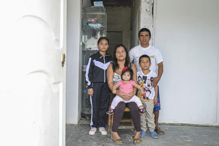 Sayuri Moreno, de 37 años, y su familia, en su casa de Huarmey, en el norte de Perú, el 25 de mayo de 2024 (Ernesto Benavides)