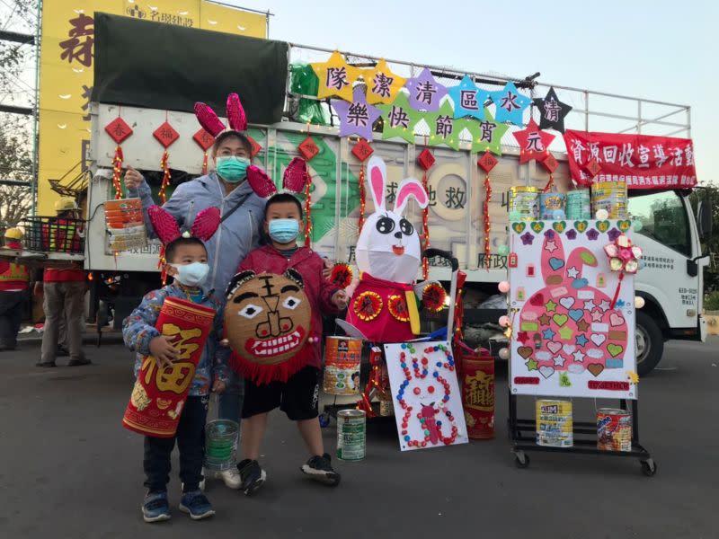 ▲清水區清潔隊運用竹片、鐵絲以及舊衣打造一隻「錢兔似錦」吉祥兔花燈(圖／環保局提供2023.2.4)