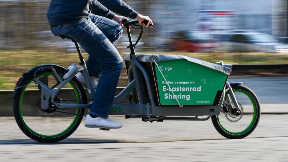 Tobias Lochen, Gründer des Darmstädter Lastenrad-Start-ups Sigo, fährt auf einem E-Lastenrad. Sigo betreibt geschlossene Transportrad-Verleihsysteme in derzeit elf Städten.